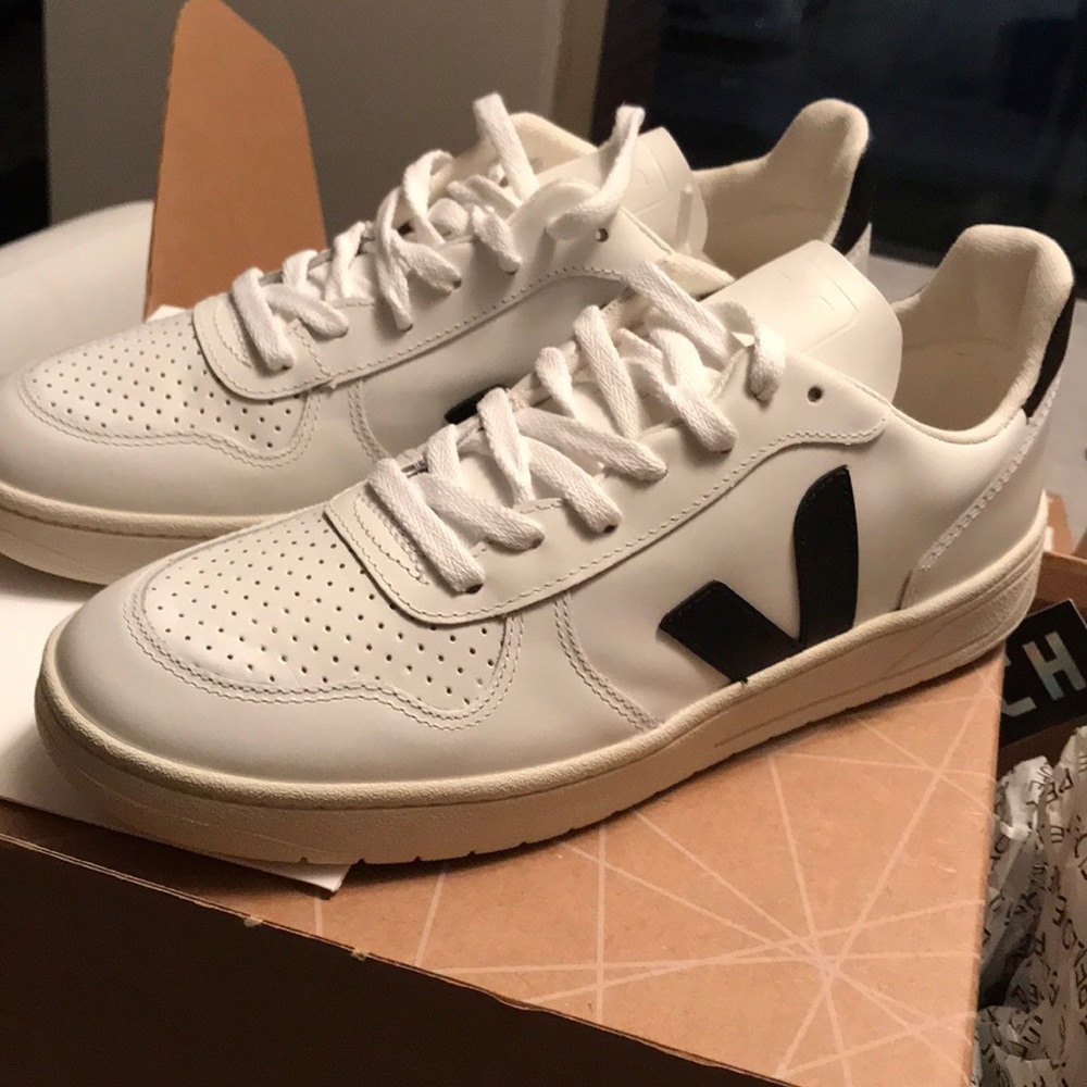 Brand new Veja V-10 women’s sneakers size 9 (US).